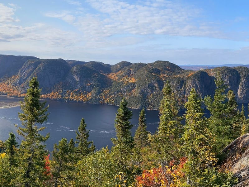 Saguenay, Kanada &ndash; Panoramablick auf fjordartige Berge im Herbst