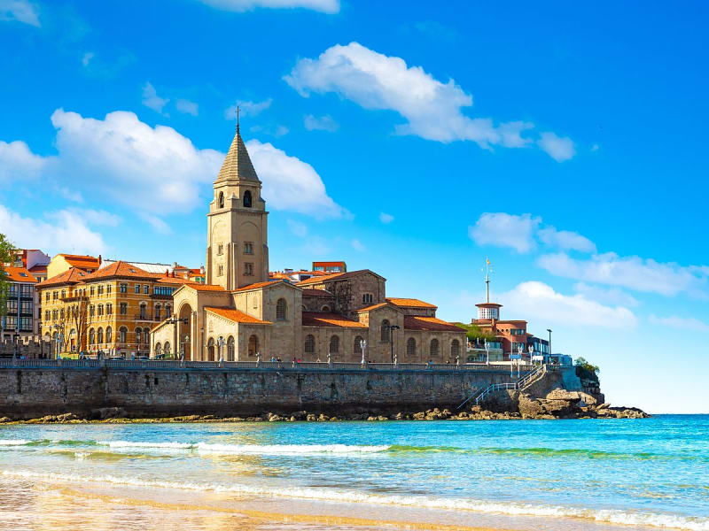 Gij&oacute;n, Spanien &ndash; K&uuml;stenblick auf die Kirche San Pedro am Rand der Altstadt