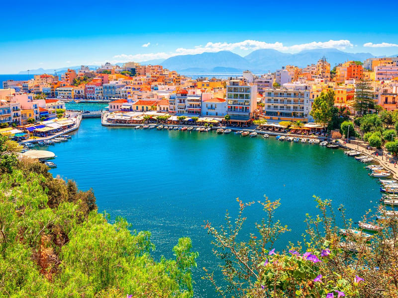 Agios Nikolaos, Griechenland &ndash; Panoramablick auf den Voulismeni-See mit Uferpromenade