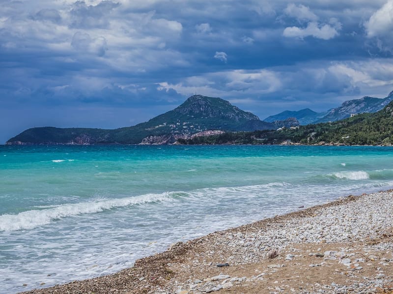 Bar, Montenegro &ndash; Kiesstrand mit t&uuml;rkisblauem Wasser und Bergpanorama