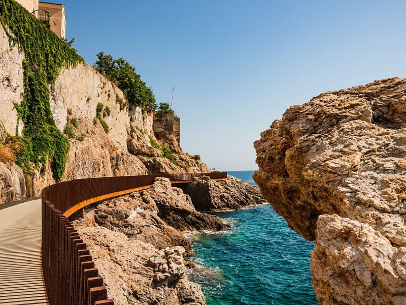 Bastia, Frankreich &ndash; K&uuml;stenpromenade entlang steiler Felsen am t&uuml;rkisblauen Meer