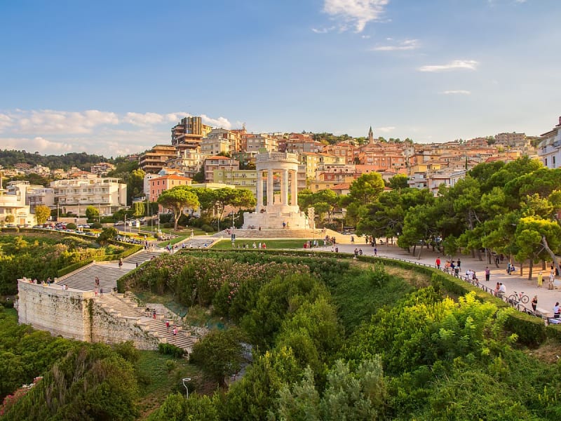 Ancona, Italien &ndash; Blick auf das Monumento ai Caduti &uuml;ber der Stadt