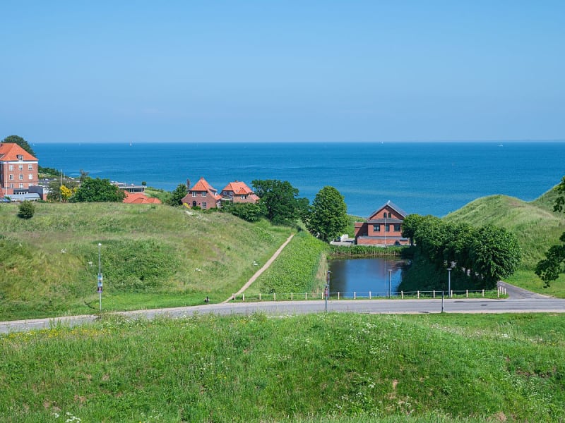 Fredericia, D&auml;nemark &ndash; H&auml;user am Deich vor der Weite des Meeres