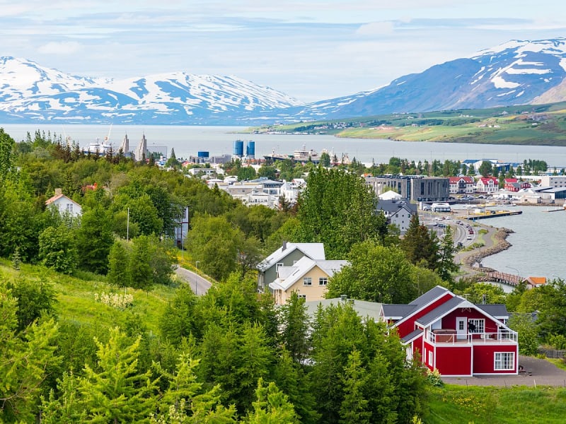 Akureyri, Island - Stadtpanorama mit roten H&auml;usern und Fjordblick