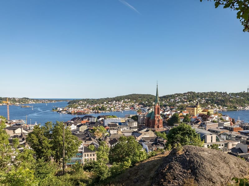 Arendal, Norwegen - Stadtblick mit Fjord und markantem Backsteinturm