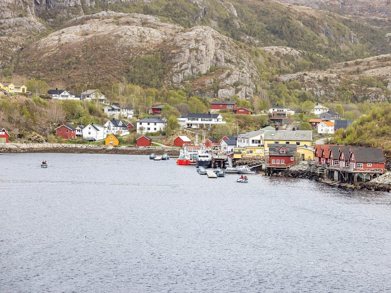 Bessaker, Norwegen - Rote Fischerh&uuml;tten und Boote im kleinen Hafen
