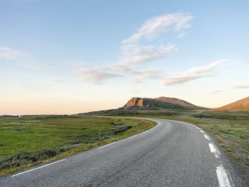 Berlev&aring;g, Norwegen - Einsame Stra&szlig;e durch weite Tundralandschaft