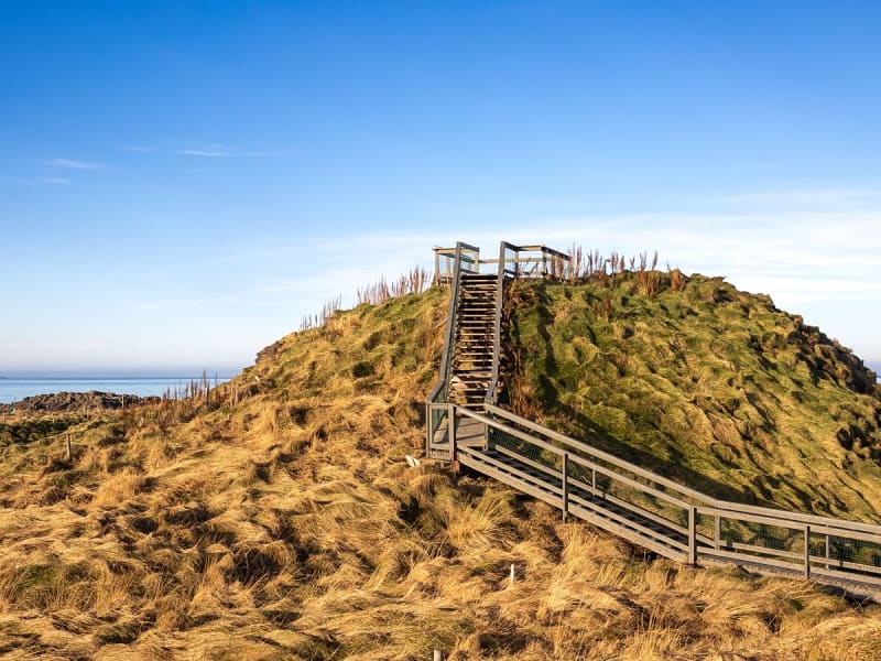 Bakkager&eth;i, Island - Holztreppe f&uuml;hrt &uuml;ber grasbewachsenen H&uuml;gel