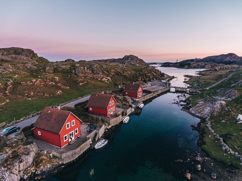 Egersund, Norwegen - Rote Holzh&auml;user am Wasser bei Abendstimmung