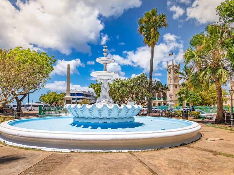 Bridgetown, Barbados - Wei&szlig;er Muschelbrunnen vor Kathedrale und Palmen