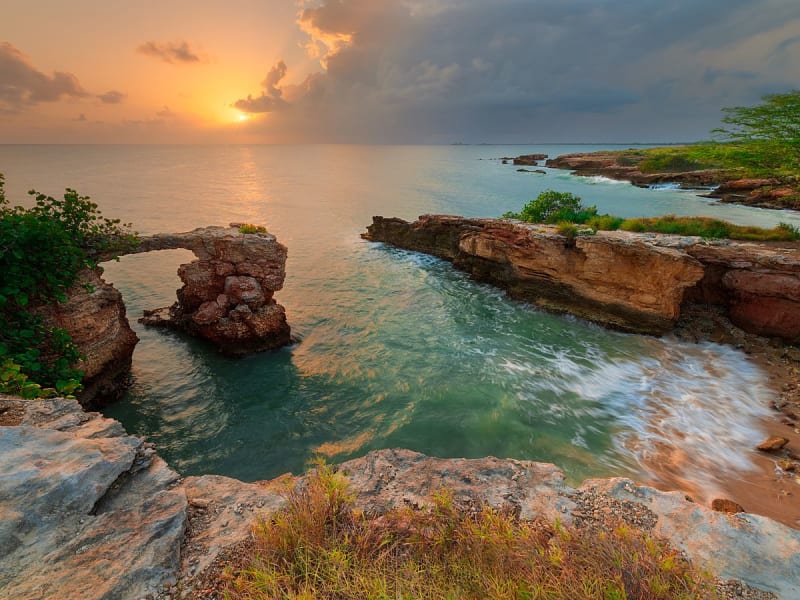 Cabo Rojo, Dominikanische Republik - Abendsonne beleuchtet Naturbr&uuml;cke &uuml;ber dem Meer