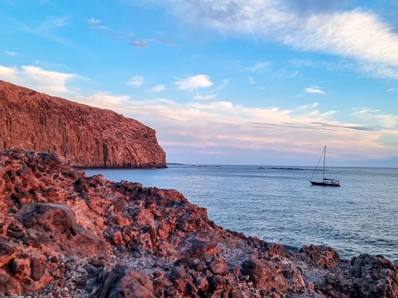 Los Cristianos, Kanaren - Steilk&uuml;ste bei Monta&ntilde;a Roja mit Segelboot im Meer