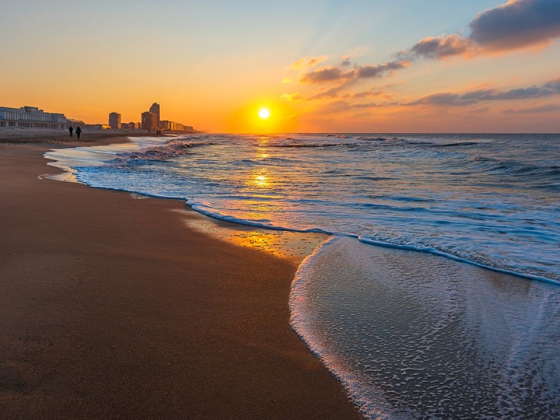 Ostende, Belgien &ndash; Abendstimmung mit Sonne &uuml;ber Meer und Strandpromenade