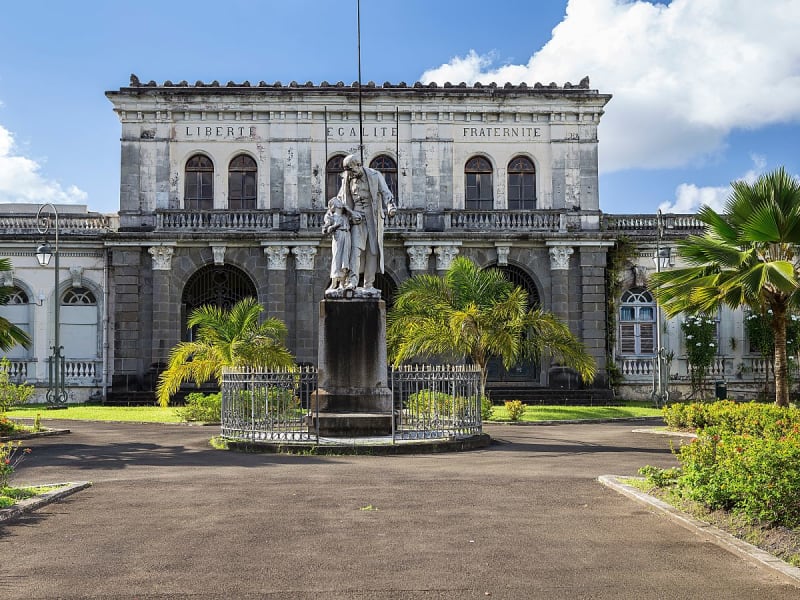 Fort-de-France, Martinique &ndash; Koloniales Rathaus mit Statue und Palmen