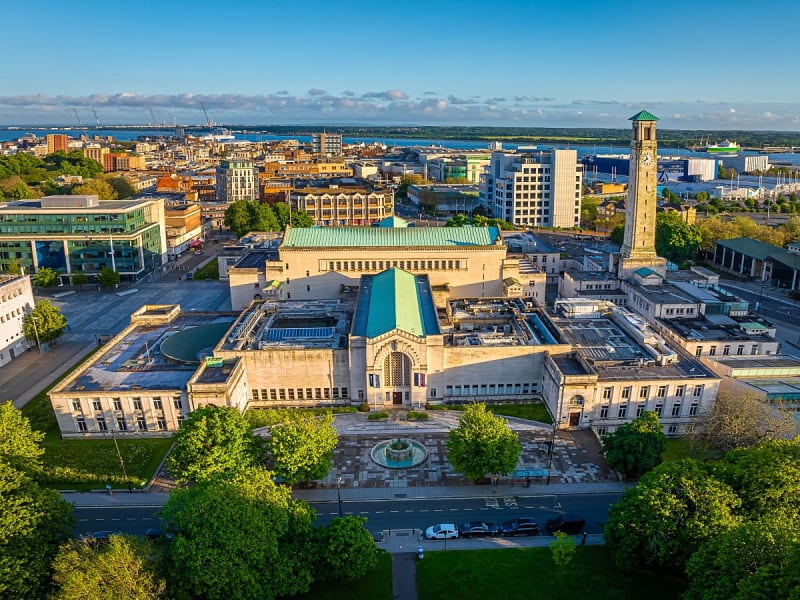 Southampton, England &ndash; Panorama mit Civic Centre und markantem Uhrturm