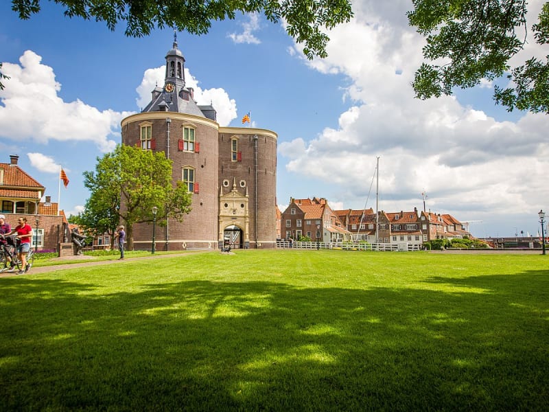 Enkhuizen, Niederlande &ndash; Stadttor Drommedaris umgeben von Gr&uuml;nanlagen