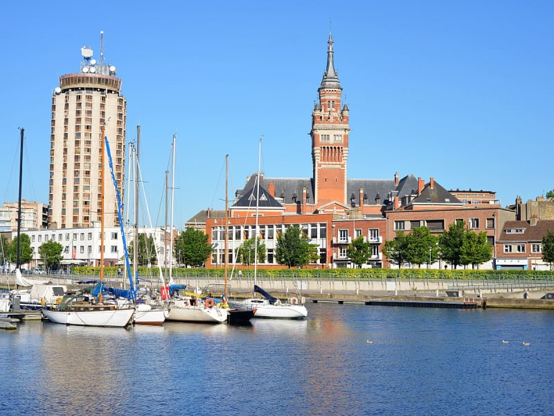 D&uuml;nkirchen, Frankreich &ndash; Segelhafen mit Rathaus-Turm und modernem Hochhaus