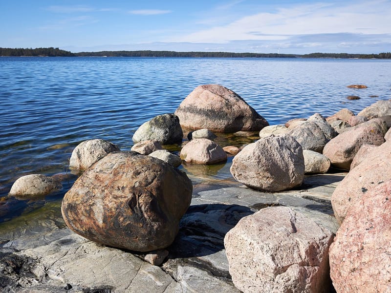 Kemi, Finnalnd - gro&szlig;e Felsbrocken liegen am klaren Wasser der Ostsee
