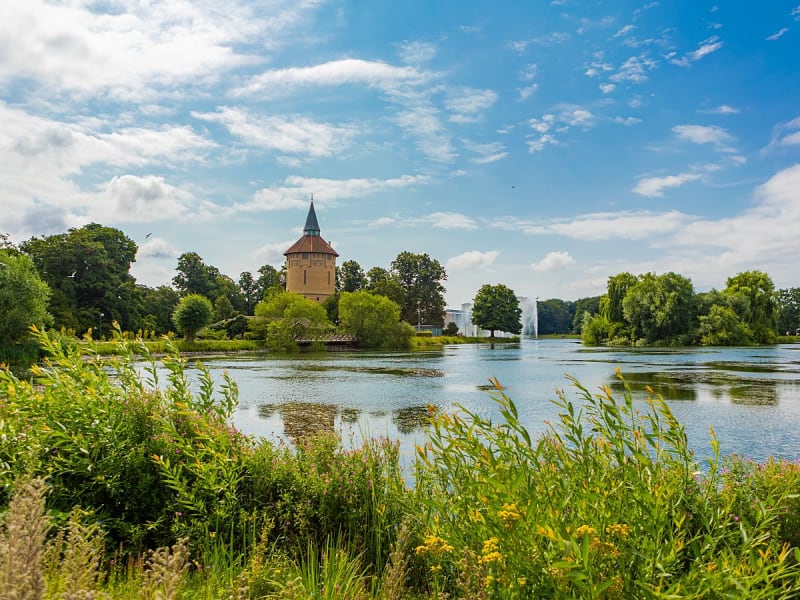 Malm&ouml; Schweden &ndash; idyllischer Park mit See und historischem Turmgeb&auml;ude