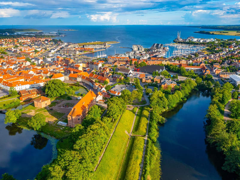 Nyborg D&auml;nemark &ndash; Altstadt mit roten D&auml;chern und Blick auf den Hafen