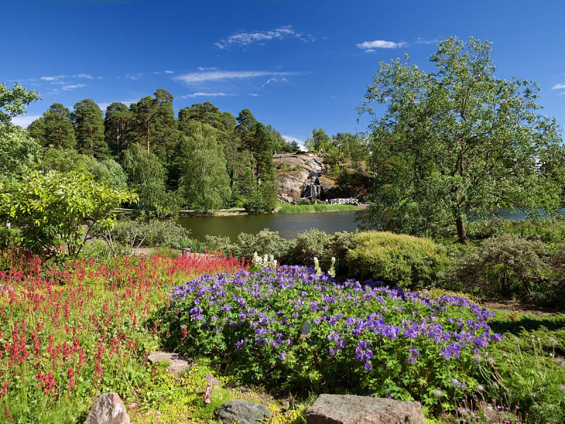 Kotka Finnland &ndash; Stadtpark mit bunten Blumenbeeten und kleinem Wasserfall