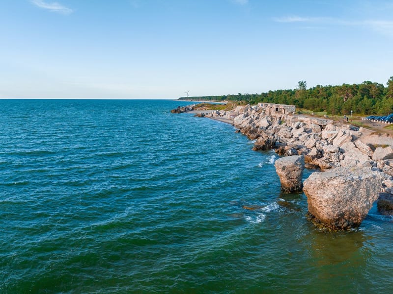 Liepāja Lettland &ndash; felsige Steilk&uuml;ste mit Blick auf die Ostsee