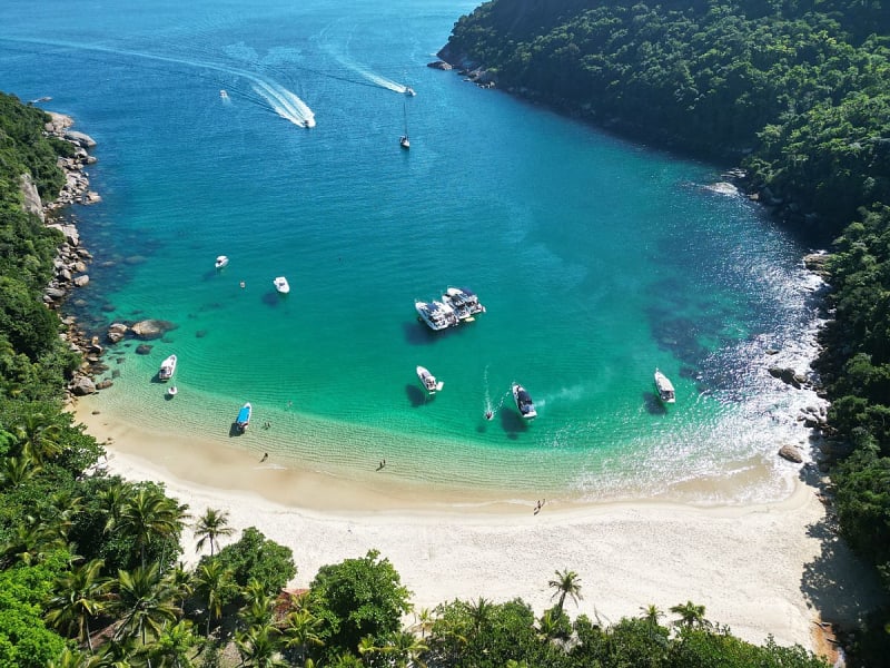 Angra dos Reis, Brasilien &ndash; Luftaufnahme einer t&uuml;rkisblauen Bucht mit wei&szlig;en Sandstrand und Booten