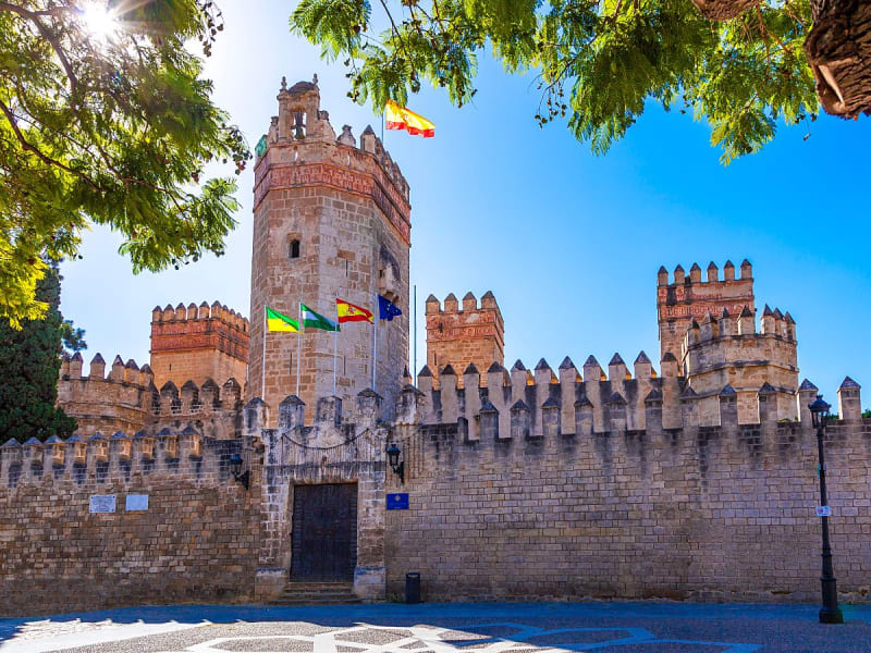 El Puerto de Santa Mar&iacute;a, Spanien &ndash; Burg Alc&aacute;zar mit spanischer Flagge und Festungsmauern