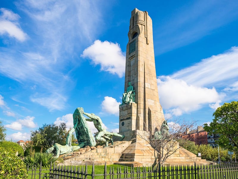 Getxo, Spanien - Steins&auml;ule mit Skulpturen als Wahrzeichen der Stadt