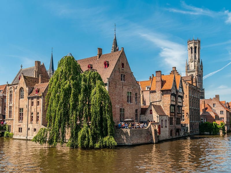 Br&uuml;gge, Belgien &ndash; Historische Backsteinbauten am Kanal mit Blick auf den Belfried
