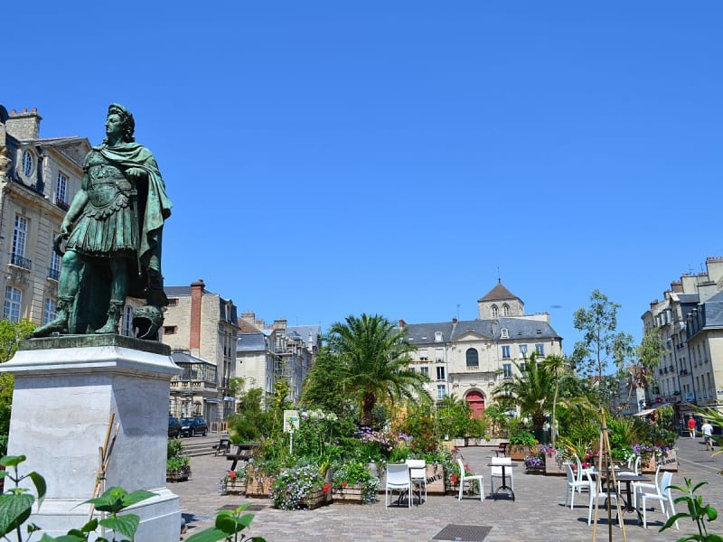 Caen, Frankreich &ndash; Statue von Wilhelm dem Eroberer auf einem Platz mit G&auml;rten und Palmen