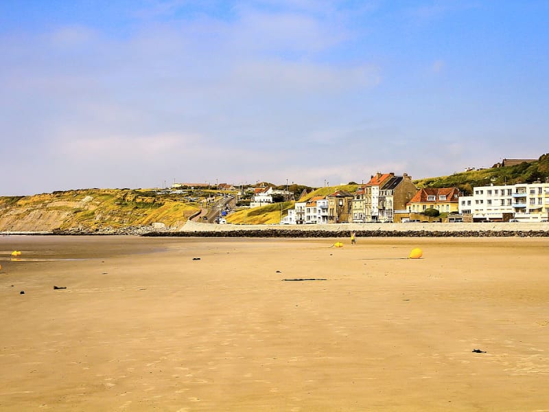 Boulogne-sur-Mer, Frankreich &ndash; Strandansicht mit gelben Bojen und K&uuml;stenlandschaft