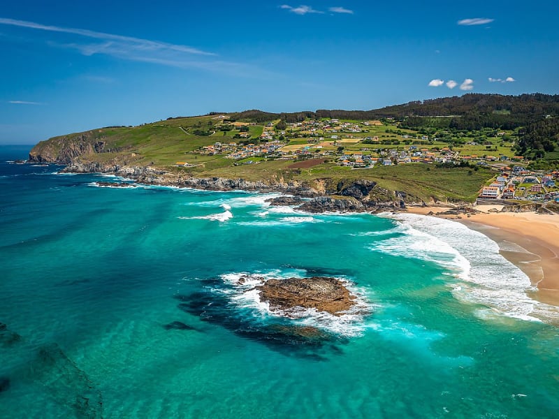 La Coru&ntilde;a, Spanien &ndash; Malerische Str&auml;nde mit Felsen und t&uuml;rkisfarbenem Wasser