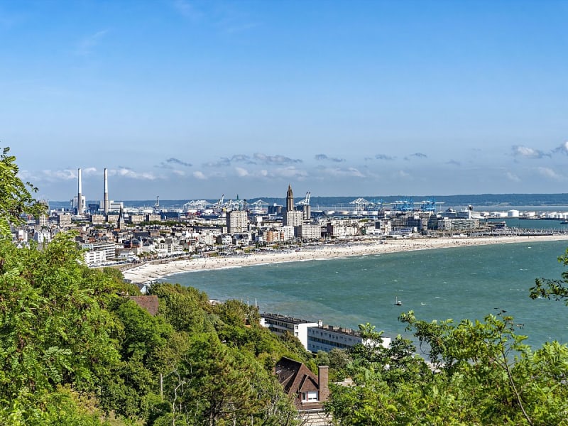 Le Havre, Frankreich &ndash; Panorama der Stadt mit Hafenanlagen und weitem Strand