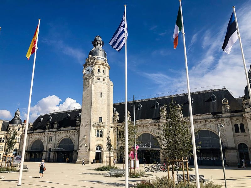 La Rochelle, Frankreich &ndash; Historischer Bahnhof mit markantem Uhrturm und Flaggen