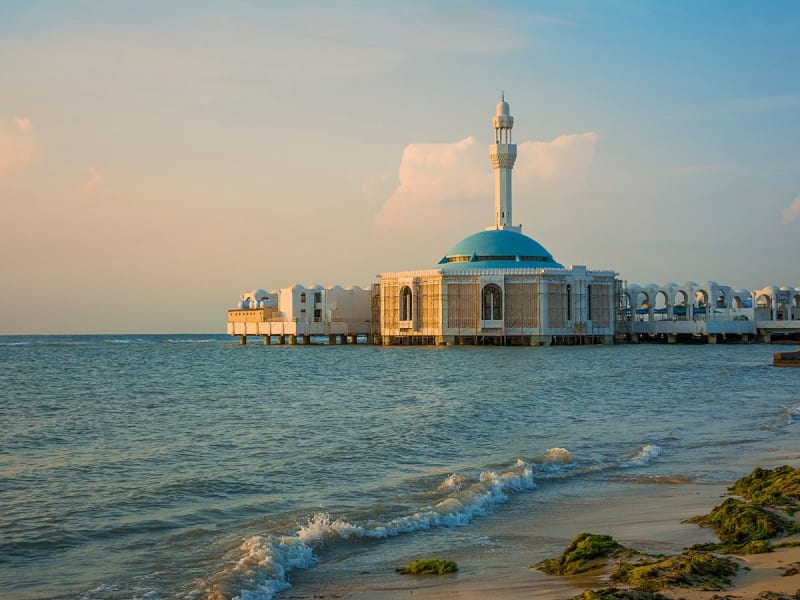 Jeddah, Saudi-Arabien &ndash; Abendlicher Blick auf die ber&uuml;hmte Floating Mosque am Meer