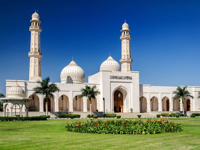 Salalah, Oman &ndash; Wei&szlig;e Moschee mit Kuppeln und Minaretten in gepflegtem Garten