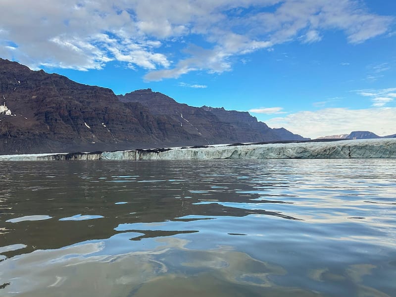 Blosseville-K&uuml;ste, Gr&ouml;nland &ndash; Eisiger K&uuml;stenabschnitt mit blauem Himmel und Fjord