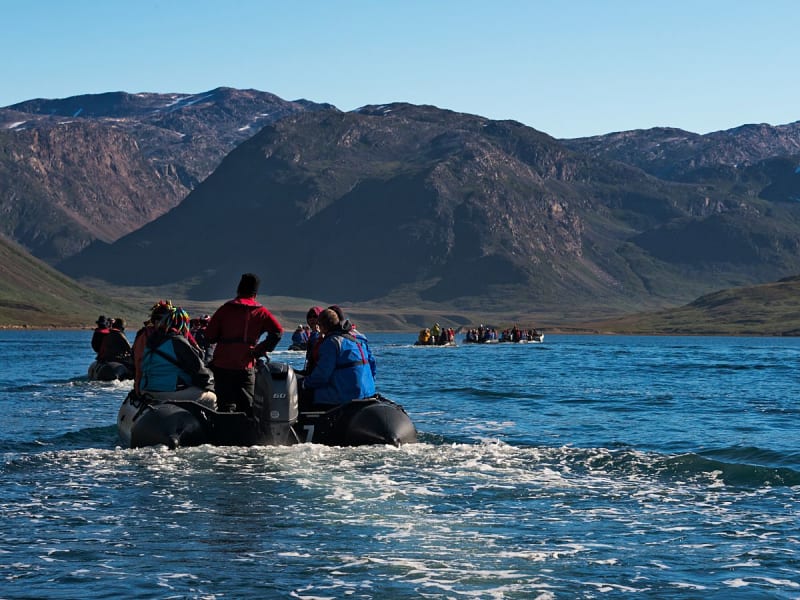 Arsuk, Gr&ouml;nland &ndash; Expeditionsteilnehmer fahren in Schlauchbooten durch fjordartige Landschaft