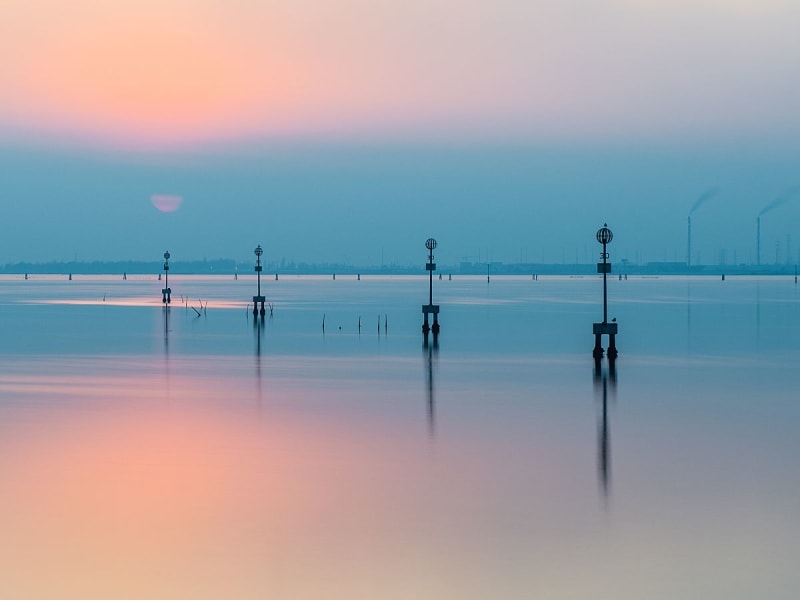 Marghera bei Venedig, Italien &ndash; Ruhige Lagune im Abendlicht mit Bojen im Wasser