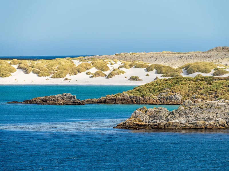 Port Stanley, Falklandinseln &ndash; K&uuml;stenlandschaft mit wei&szlig;en Sandd&uuml;nen und t&uuml;rkisblauem Meer