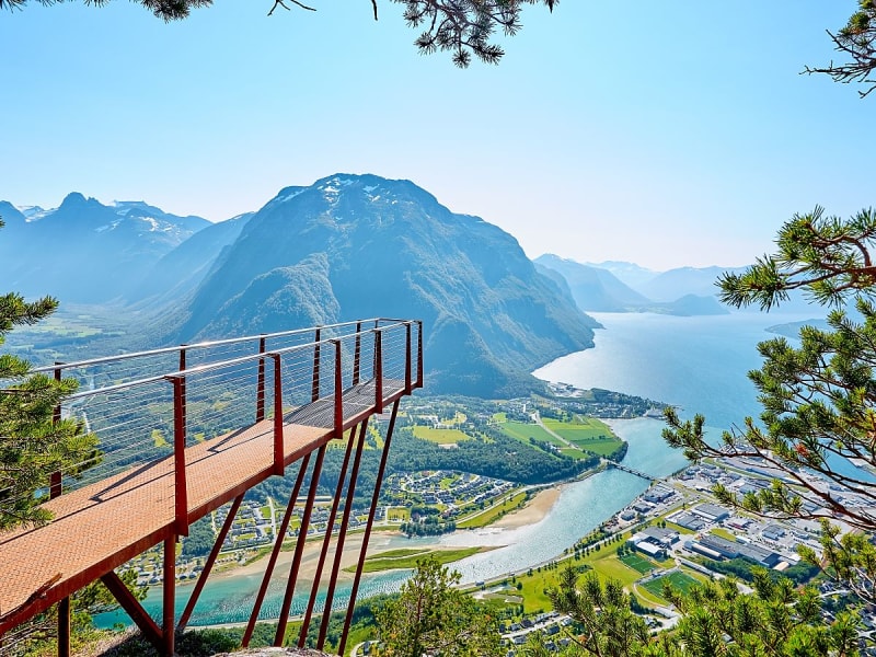 &Aring;ndalsnes, Norwegen &ndash; Aussicht von der Plattform Rampestreken auf Fjord und Berge