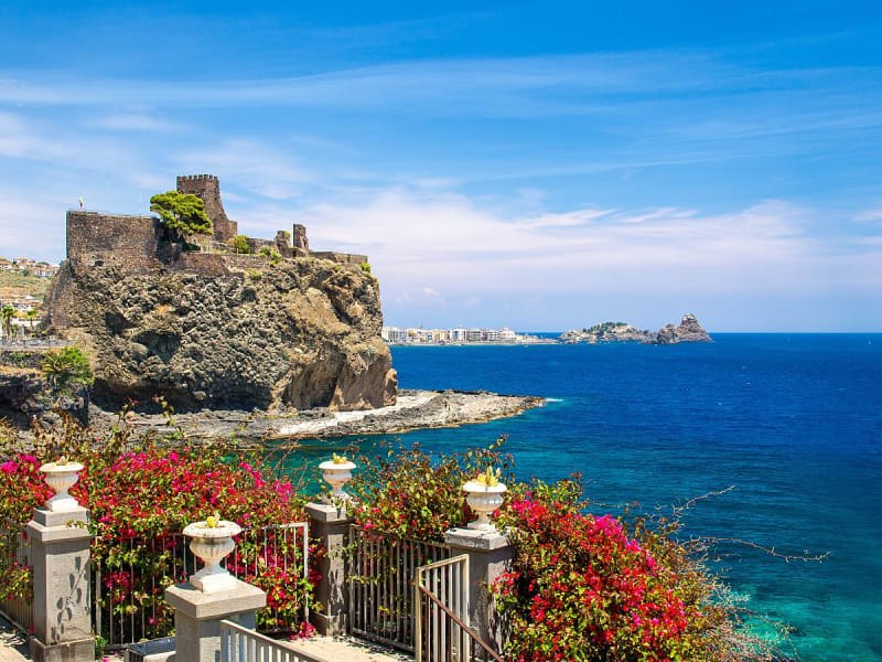 Catania, Italien &ndash; Mittelalterliches Castello Normanno auf einem Felsen mit Blick &uuml;ber das Meer