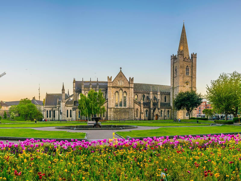 Dublin, Irland &ndash; St. Patrick&rsquo;s Cathedral mit buntem Blumengarten im Vordergrund