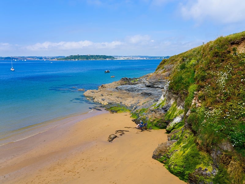 Falmouth, England &ndash; Malerischer Sandstrand mit Felsen und t&uuml;rkisfarbenem Wasser