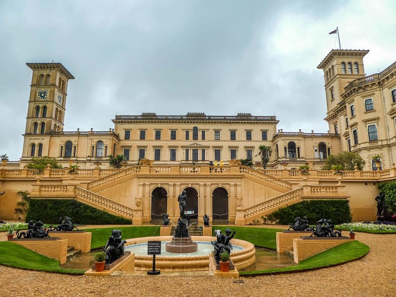 Cowes, Isle of Wight, England &ndash; Frontansicht des Osborne House mit eleganter Freitreppe und Gartenbrunnen