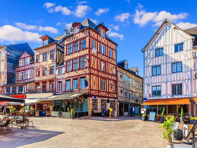 Rouen, Frankreich &ndash; Bunte Fachwerkh&auml;user und Stra&szlig;encaf&eacute;s auf dem alten Marktplatz