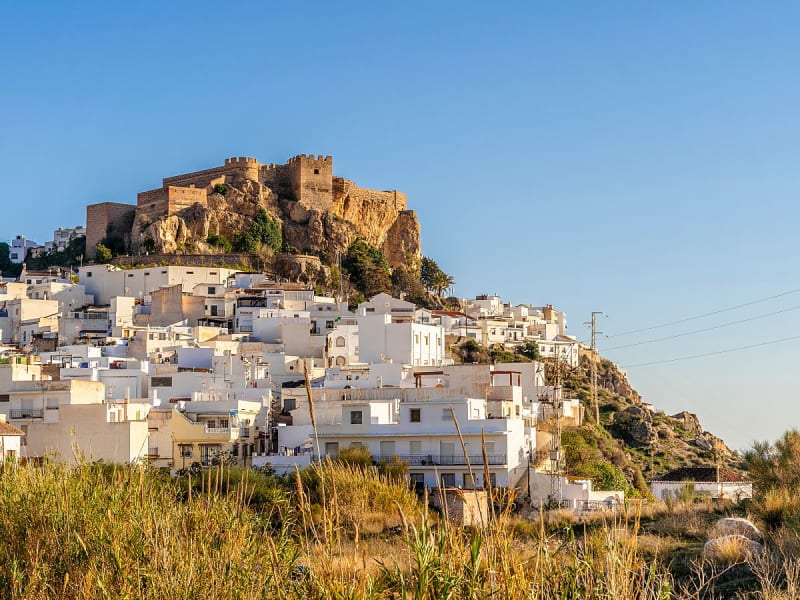 Motril, Spanien &ndash; maurische Burg thront &uuml;ber wei&szlig;em H&auml;usermeer am Hang