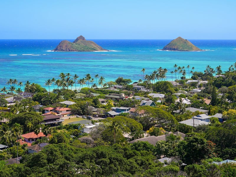 Kailua-Kona, USA &ndash; Siedlung mit Meerblick und zwei kleinen Inseln im Hintergrund