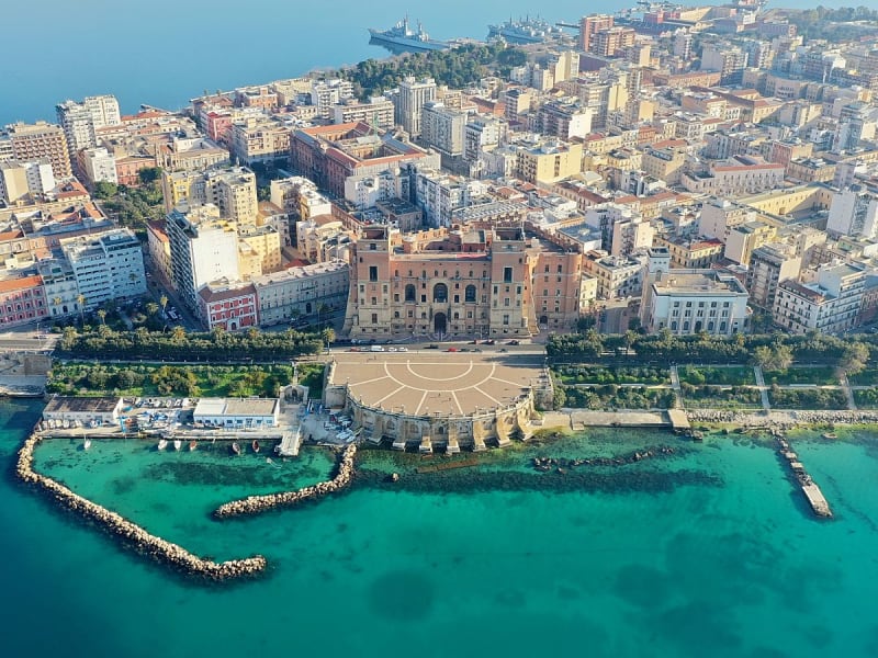 Tarent, Italien &ndash; historische Altstadt mit Festung am t&uuml;rkisfarbenen Meer